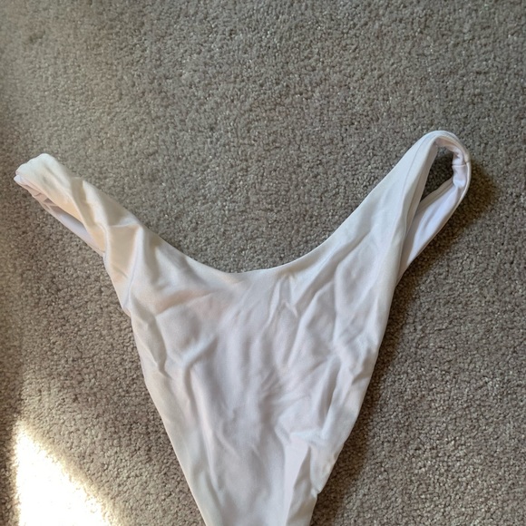 Bikini - Picture 3 of 4